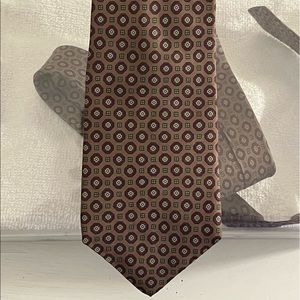 New condition mens vintage tie. American made. 100% silk. Brown patterned.